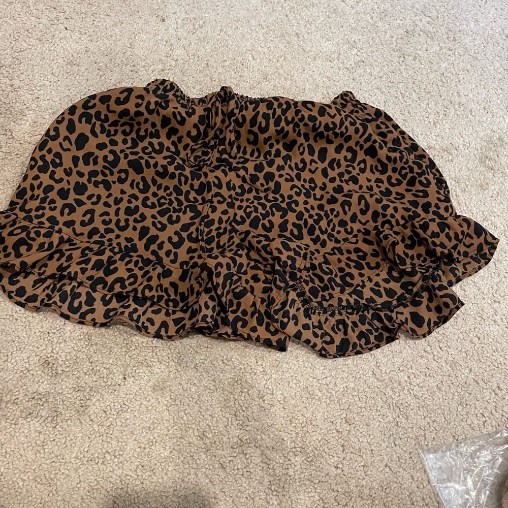 Leopard print shorts with ruffles